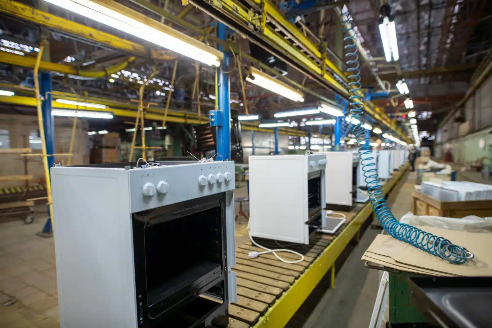 Ovens moving along a processing line
