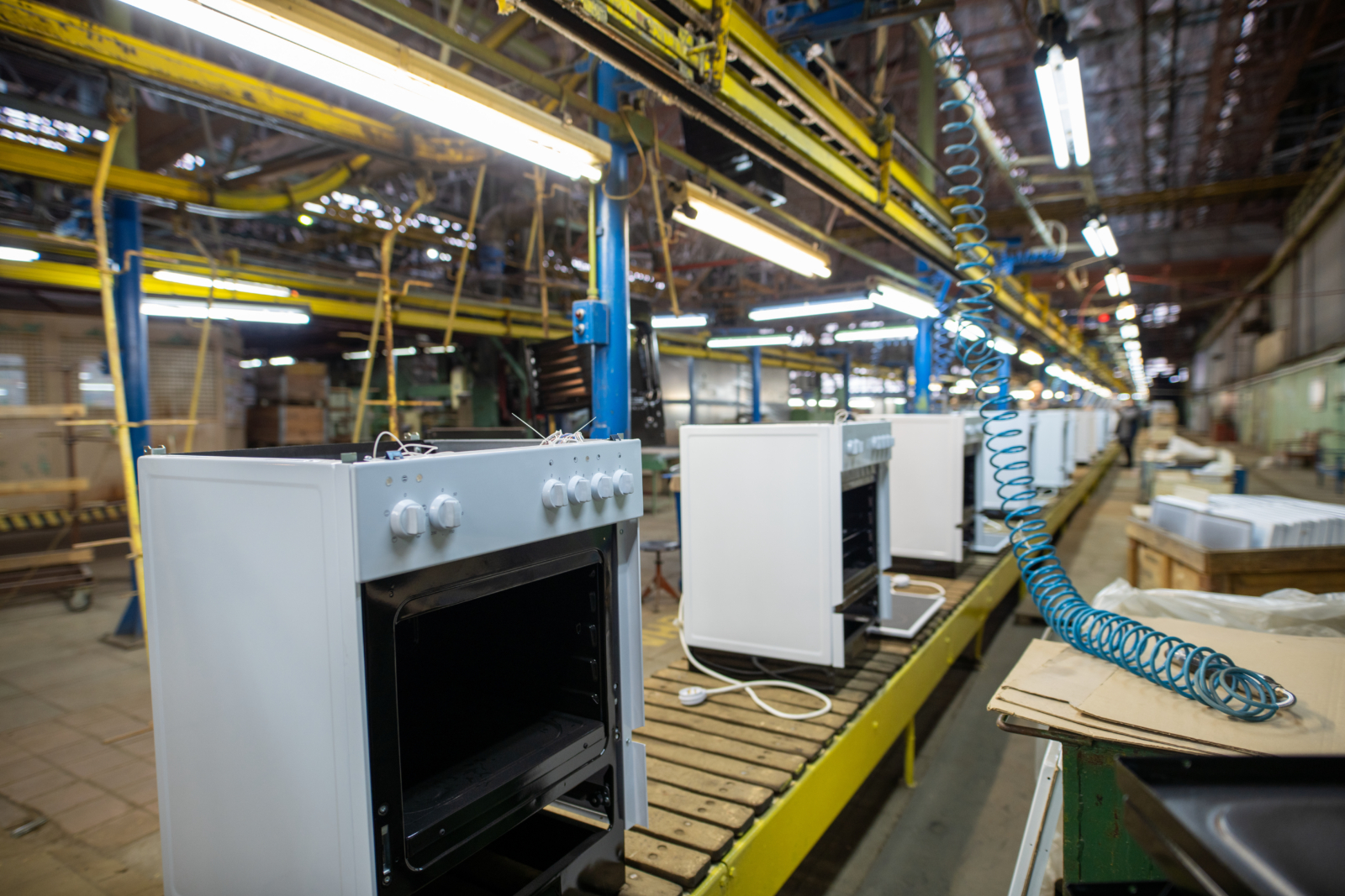 Ovens moving along a processing line